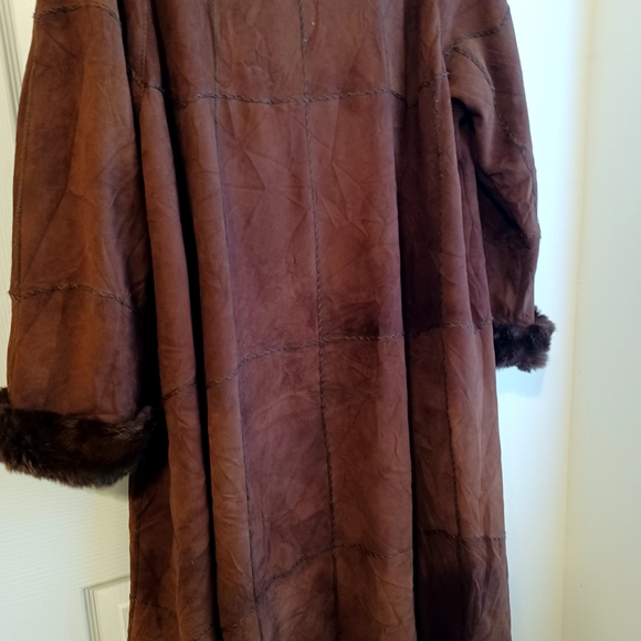 Elegant Brown Leather Jacket with Fur Trim - Picture 9 of 10